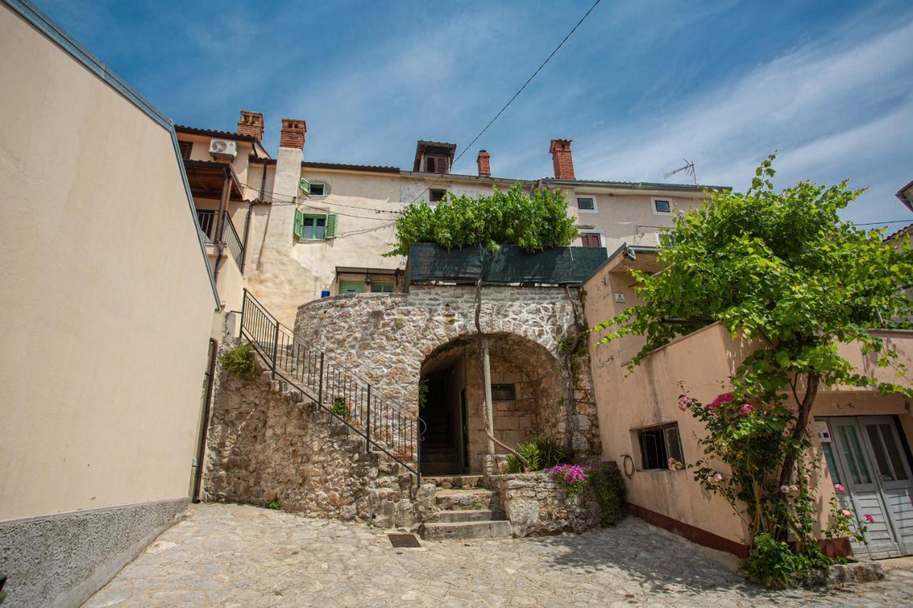 Parona Holiday Home Vrbnik Exterior foto